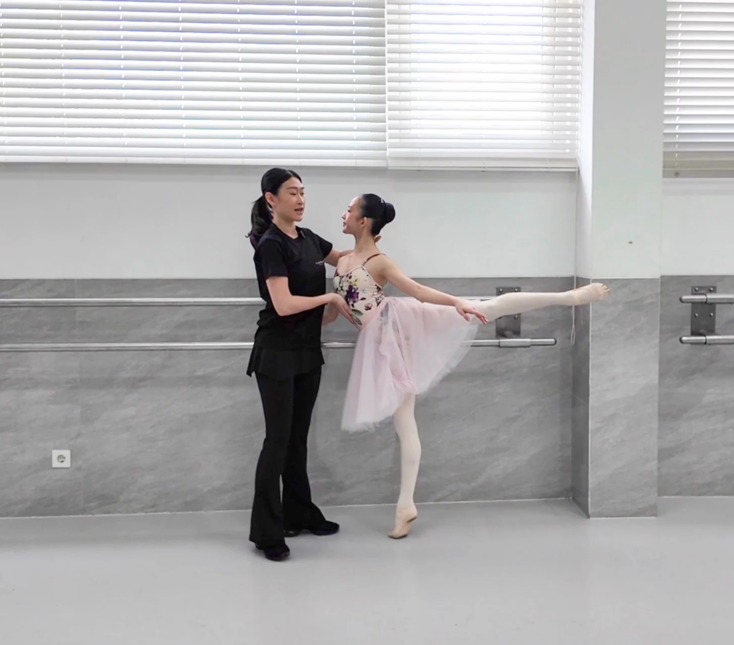 145. Technique Combination for Graduation Ball Variation